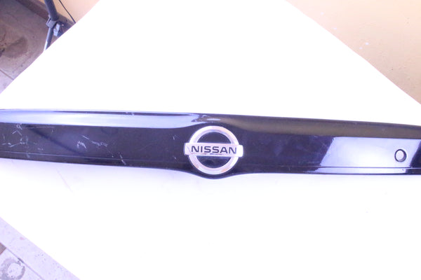 Moldura de cajuela de nissan versa sedan 2012 al 2019 y vdrive