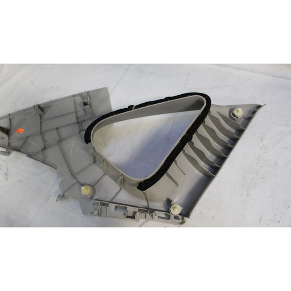 Moldura Poste Trasero Derecho Nissan Sentra 12-19 Gris