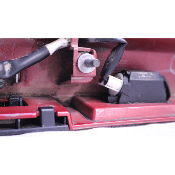 Moldura Tapa Cajuela Nissan Versa 2012-2019 Rojo