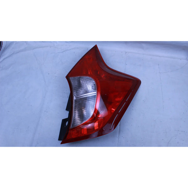 Calavera Note/versa Trasera Derecha 2014-2017 Derecho/pasajero Rojo