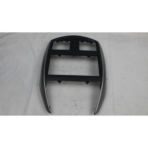 Bicel Tablero Central Panel  Nissan Versa Active 2014-19 Negro Con Detalles Grises