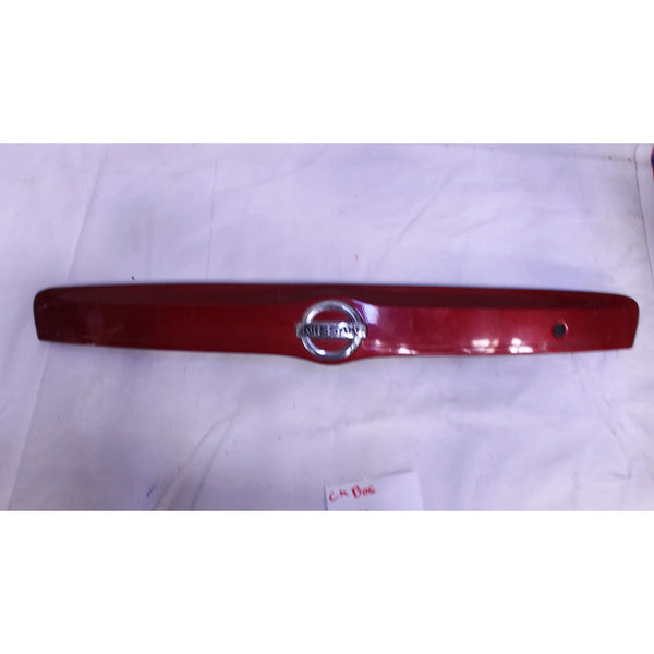 Moldura Tapa Cajuela Nissan Versa 2012-2019 Rojo